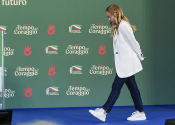 Meloni e il taglio del bollo, tra disperazione elettorale, bugie e la competizione con Tajani e Salvini