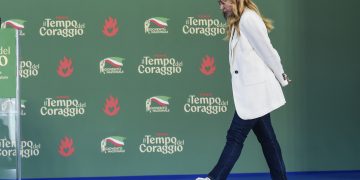 Meloni e il taglio del bollo, tra disperazione elettorale, bugie e la competizione con Tajani e Salvini
