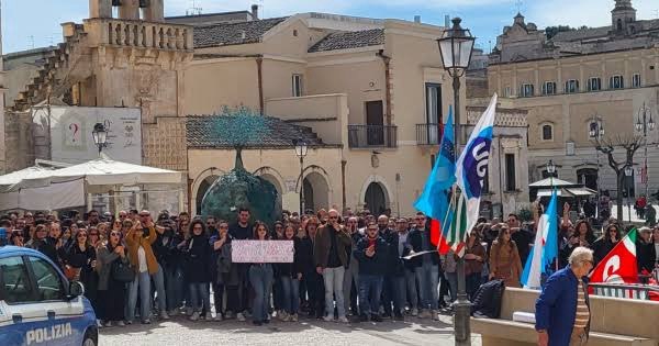 CallMat, avviati i 350 licenziamenti. I sindacati chiedono un confronto immediato