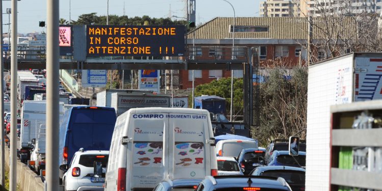 Autotrasporto, Ricci (Cgil): A Napoli è emergenza vera, il decreto non basta. Non possiamo aspettare il 27