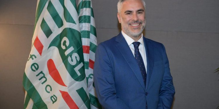 “Meglio il price cap che la tassa sugli extra profitti, anche se non è una soluzione definitiva”. Intervista al segretario generale della Femca-Cisl Sebastiano Tripoli