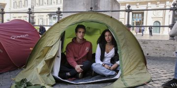 Tende degli studenti davanti a Montecitorio contro il caro affitti, incontro con Landini: “Futuro non fondato sulle armi, ma sulla giustizia sociale “